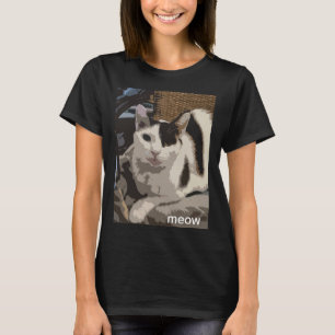 T-shirt Un chat noir et blanc sur une chaise de cuisine. S