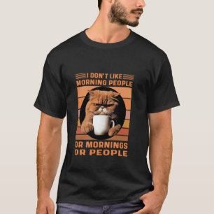 T-shirt Un chat persan excité buvant son café du matin