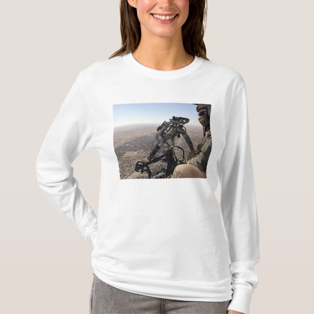 T-shirt Un chef d'équipage cherche une activité suspecte (Devant)