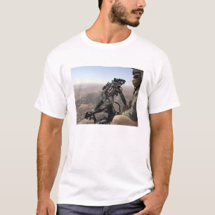 T-shirt Un chef d'équipe recherche l'activité suspecte