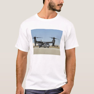 T-shirt Un CV-22 Osprey se prépare au décollage