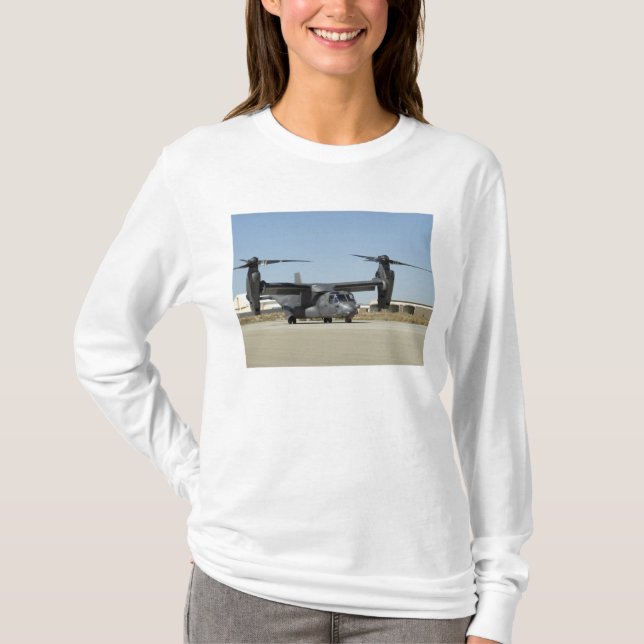 T-shirt Un CV-22 Osprey se prépare au décollage (Devant)