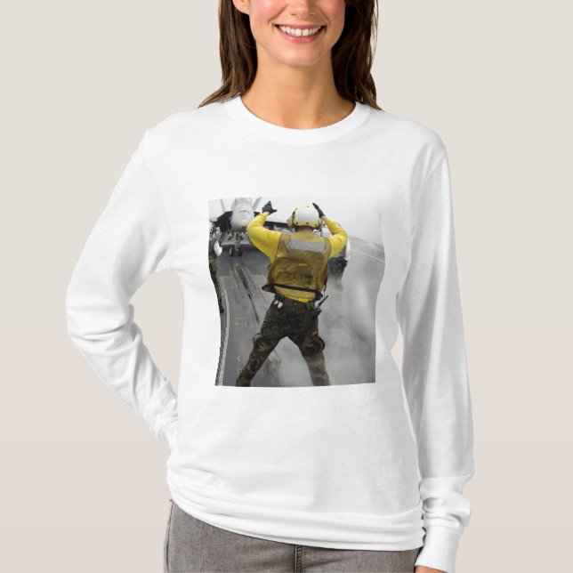 T-shirt Un directeur d'aéronef signale un F/A-18C Hornet (Devant)