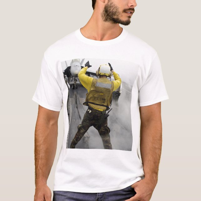 T-shirt Un directeur d'aéronef signale un F/A-18C Hornet (Devant)