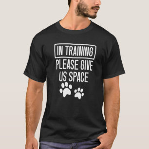 T-shirt Un Entraîneur De Chiens Presse Animal En Formation