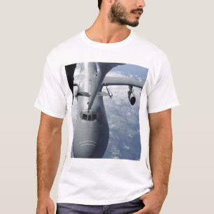 T-shirt Un Extender KC-10 se prépare à ravitailler un C-5 