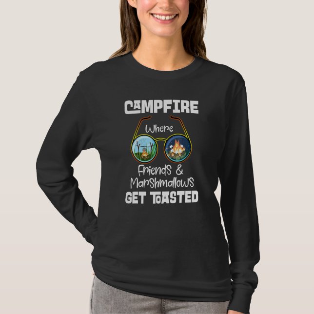 T-shirt Un Feu De Campagne Où Les Amis Marshmallow Se Fair (Devant)