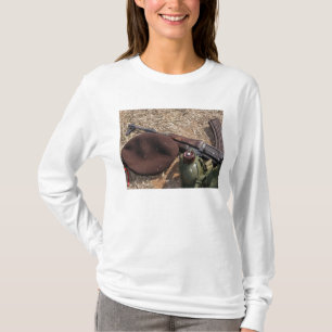 T-shirt Un fusil, militaires couvrent et cantine