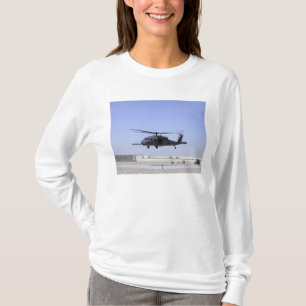 T-shirt Un HH-60G pave le faucon décollant du camp Bastio
