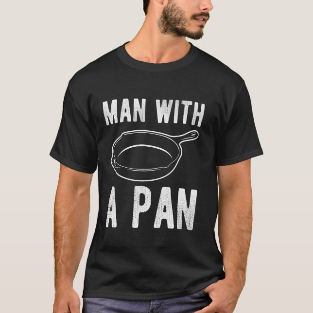 T-shirt Un Homme Avec Un Pan En Fer Poêlé (Devant)