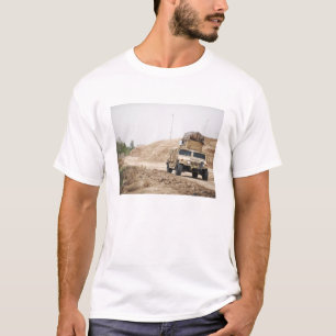 T-shirt Un Humvee assure la sécurité