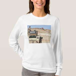 T-shirt Un instructeur regarde comme un soldat de l'armée 