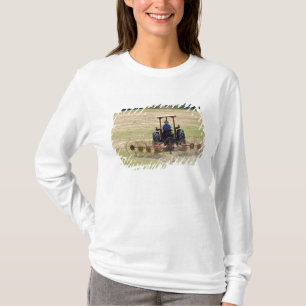 T-shirt Un jeune garçon conduisant un tracteur récoltant