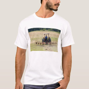 T-shirt Un jeune garçon conduisant une moisson de tracteu