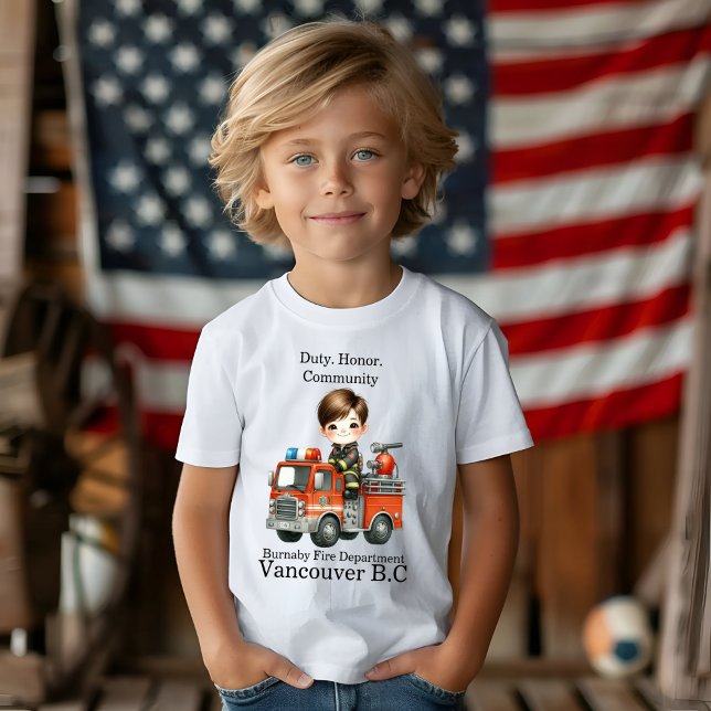 T-shirt Un jeune pompier gai dans un camion rouge vif (Créateur téléchargé)