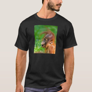 T-shirt Un joli bébé orangoutan se jette dans l'émervei