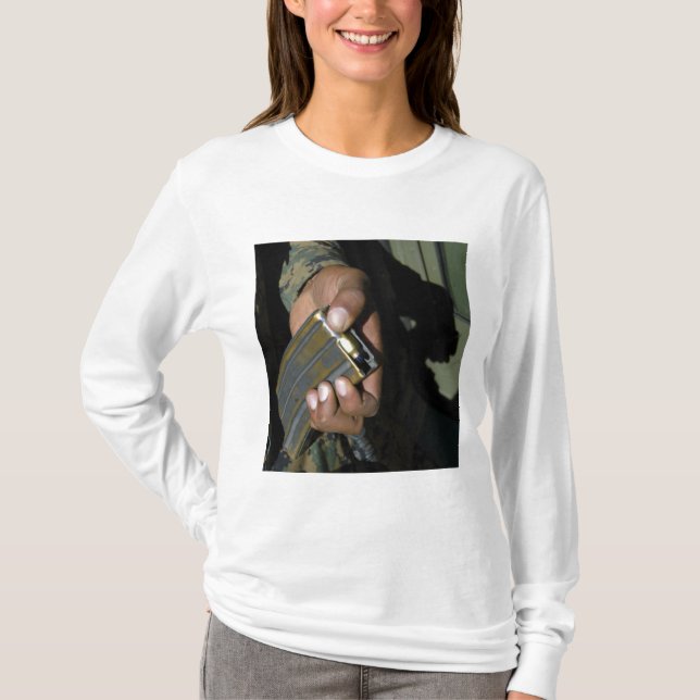 T-shirt Un Marine charge des balles blanches (Devant)