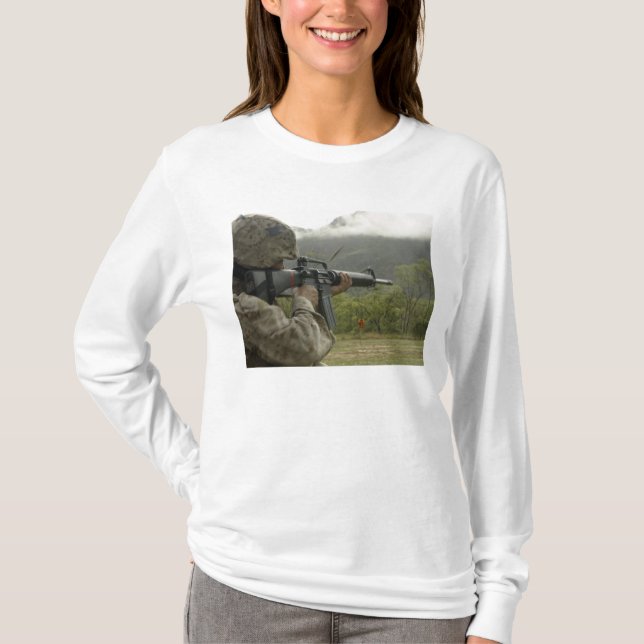 T-shirt Un Marine effectue des exercices (Devant)
