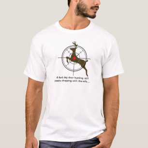 T-shirt Un mauvais cerf commun de jour chassant toujours