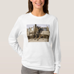 T-shirt Un ouvrier militaire assis sur un M2A3