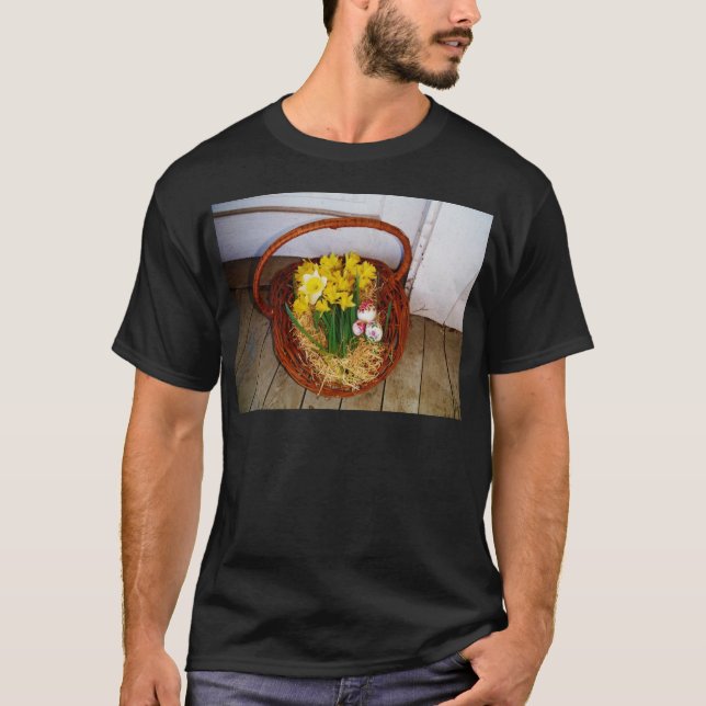 T-shirt Un panier de jonquilles jaunes et d'oeufs de Pâque (Devant)
