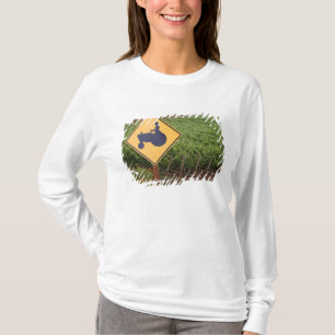 T-shirt Un panneau de passage de tracteur jaune dans le vi