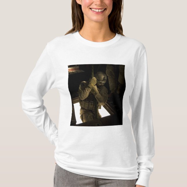 T-shirt Un pararescueman de l'US Air Force commence sa des (Devant)