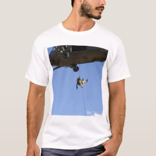 T-shirt Un pararescueman rappels d'un HH-60