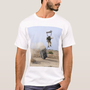 T-shirt Un pararescueman se laisse tomber dans la zone