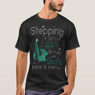 T-shirt Un pas dans mon 44e anniversaire avec la grâce de 