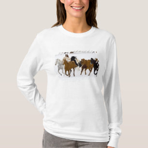 T-shirt Un paysage hivernal de chevaux au galop