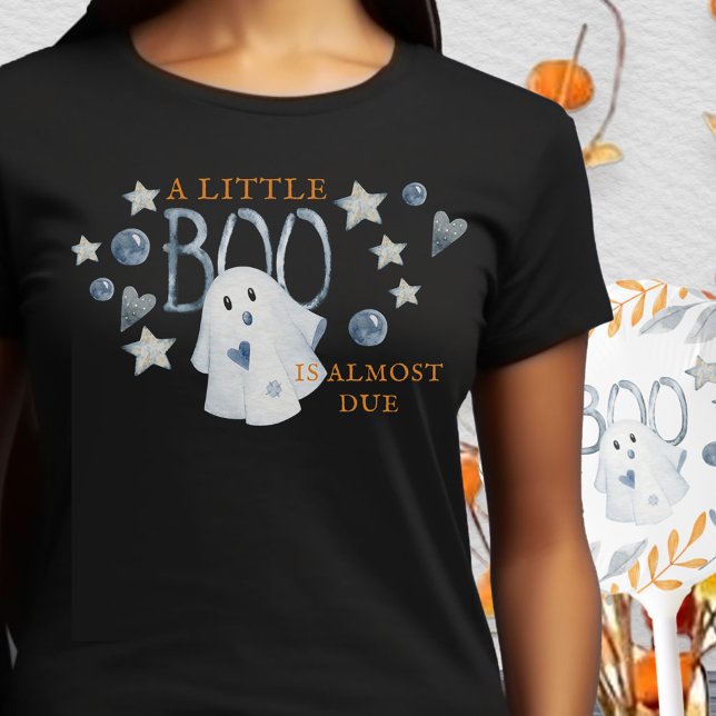 T-shirt Un petit livre est presque dû Halloween (Halloween mommy-to-be t-shirt and perfect for a fall baby shower hostess too)
