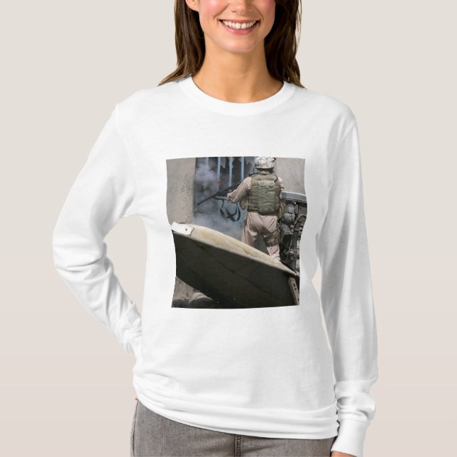 T-shirt Un policier militaire utilise une balle de brèche (Devant)