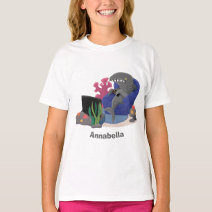 T-shirt Un requin drôle en regardant la bande dessinée de 