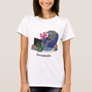 T-shirt Un requin drôle en regardant la bande dessinée de 
