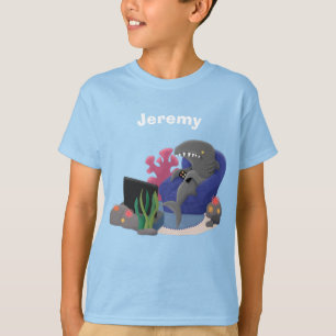 T-shirt Un requin drôle en regardant la bande dessinée de 