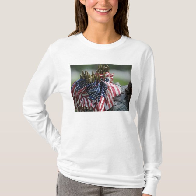 T-shirt Un sac à dos de soldat de l'armée (Devant)