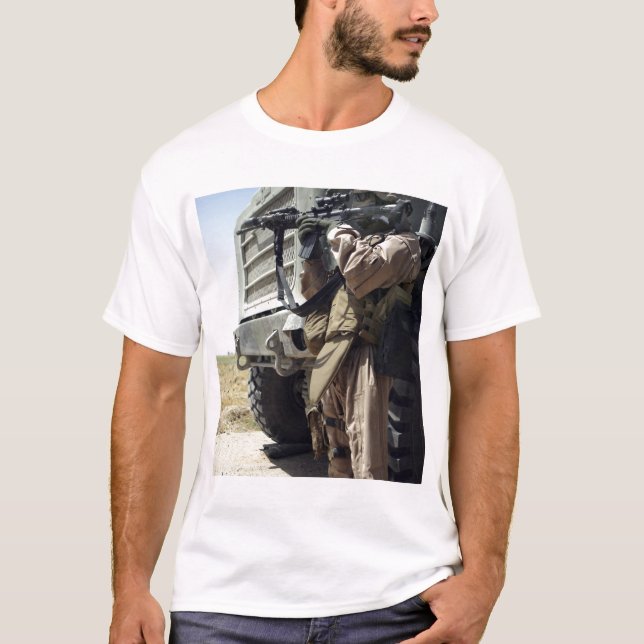 T-shirt Un soldat assure la sécurité des Marines (Devant)