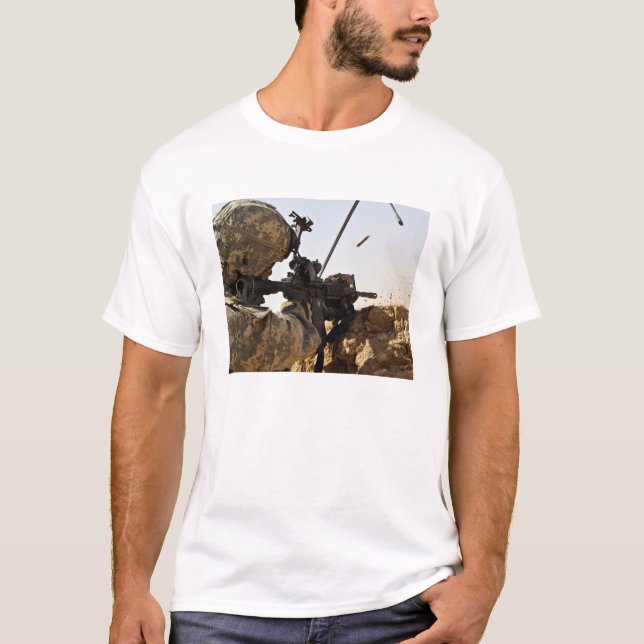 T-shirt un soldat engage des forces ennemies (Devant)