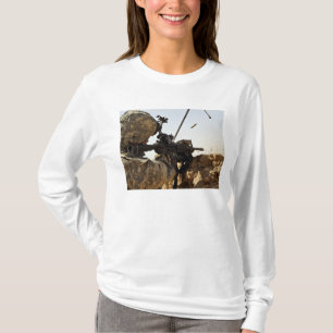 T-shirt un soldat engage des forces ennemies