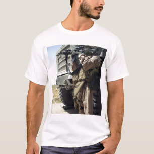 T-shirt Un soldat fournit la sécurité pour des marines