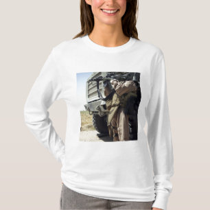 T-shirt Un soldat fournit la sécurité pour des marines
