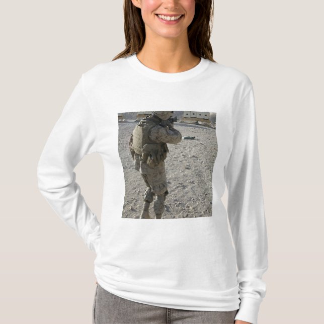 T-shirt Un soldat lance sa cible sur un coup de feu (Devant)