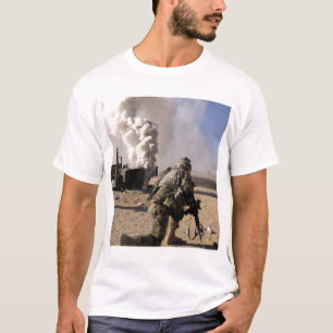 T-shirt Un soldat réagit à l'des explos commandés