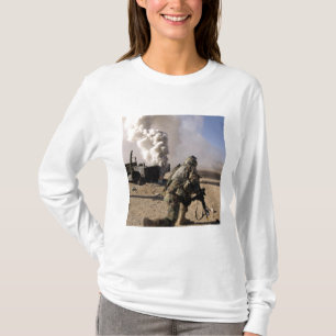 T-shirt Un soldat réagit à une explosion contrôlée