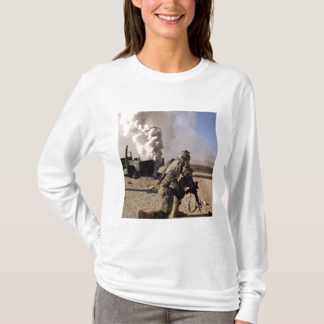 T-shirt Un soldat réagit à une explosion contrôlée (Devant)