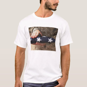 T-shirt Un soldat tient le drapeau américain