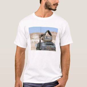 T-shirt Un soldiier instruit un soldat irakien d'armée