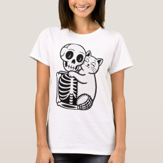 T-shirt Un squelette qui serre un chat