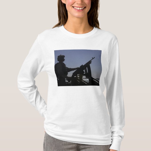 T-shirt Un technicien maniant une mitrailleuse M240 en Ira (Devant)